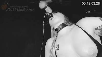 ग्लोरीहोलमध्ये परिपूर्ण स्तन असलेली सुंदर मुलगी