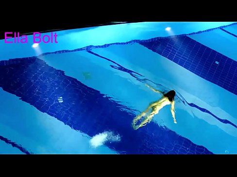 ❤️ मी पाहणे थांबवू शकत नाही, तरुण गोरा ELLA BOLT रिसॉर्ट पूलमध्ये नग्न पोहताना पकडला गेला ❤️ गुदद्वारासंबंधीचा अश्लील  ❌